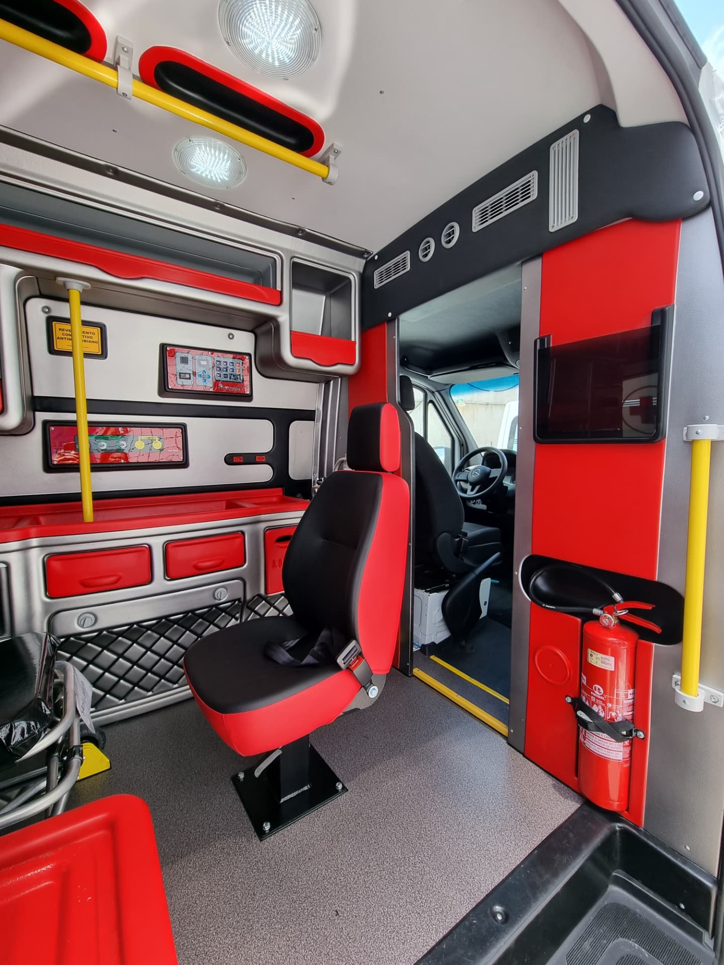 Interior equipado da UTI Móvel Translife