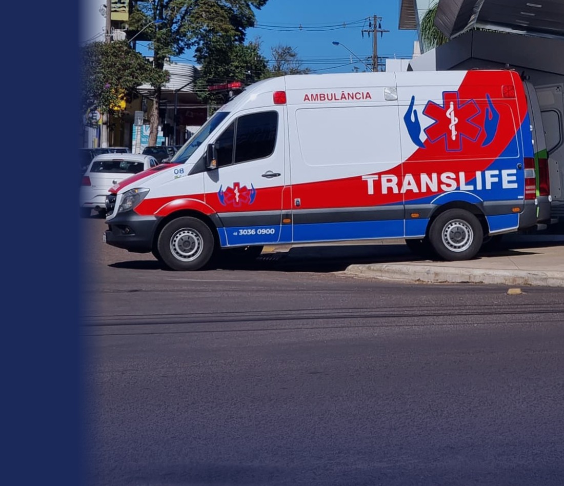 Ambulância Translife completa em frente ao pronto-socorro durante transferência hospitalar